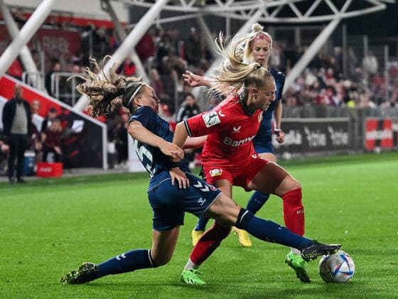 Jill Baijings (Bayer 04 Leverkusen, 18) versucht sich gegen Lotta Cordes (1. FC Koeln, 15) durchzusetzen. Dahinter Sharon Beck (1. FC Köln, 10). Bayer 04 Leverkusen vs. 1. FC Koeln, Fussball, Flyeralarm Frauen Bundesliga, 2. Spieltag, Saison 2022 2023, 23.09.2022 DFB DFL Regulations prohibit any use of Photographs as image sequences and or quasi-video Bayer 04 Leverkusen vs. 1. FC Koeln, Fussball, Flyeralarm Frauen Bundesliga, 2. Spieltag, Saison 2022 2023, 23.09.2022 Leverkusen *** Jill Baijings Bayer 04 Leverkusen, 18 tries to prevail against Lotta Cordes 1 FC Koeln, 15 Behind Sharon Beck 1 FC Köln, 10 Bayer 04 Leverkusen vs 1 FC Koeln, Football, Flyeralarm Frauen Bundesliga, 2 Spieltag, Saison 2022 2023, 23 09 2022 DFB DFL Regulations prohibit any use of Photographs as image sequences and or quasi video Bayer 04 Leverkusen vs 1 FC Koeln, Football, Flyeralarm Frauen Bundesliga, 2 Spieltag, Saison 2022 2023, 23 09 2022 Leverkusen Copyright: xEibner-Pressefoto ThomasxHaeslerx EP_EER