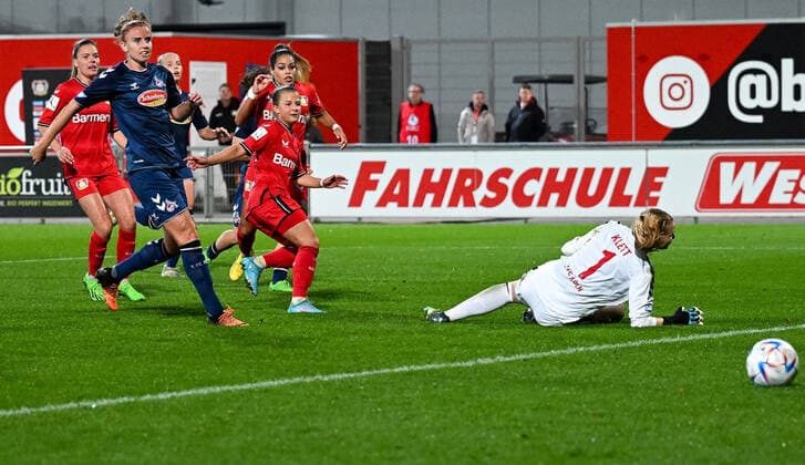 Kristin Koegel (Bayer 04 Leverkusen, 11), Ivana Ferreira Fuso (Bayer 04 Leverkusen, 07) und Manon Klett (1. FC Köln, 01). Bayer 04 Leverkusen vs. 1. FC Koeln, Fussball, Flyeralarm Frauen Bundesliga, 2. Spieltag, Saison 2022 2023, 23.09.2022 DFB DFL Regulations prohibit any use of Photographs as image sequences and or quasi-video Bayer 04 Leverkusen vs. 1. FC Koeln, Fussball, Flyeralarm Frauen Bundesliga, 2. Spieltag, Saison 2022 2023, 23.09.2022 Leverkusen Copyright: xEibner-Pressefoto ThomasxHaeslerx EP_EER