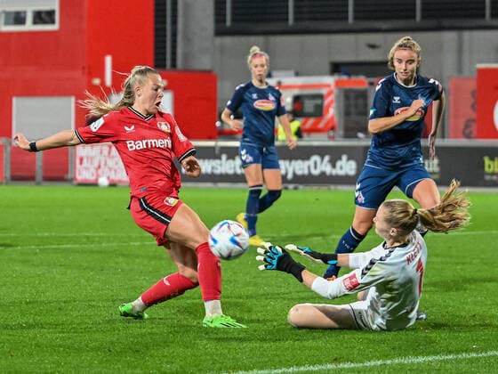Jill Baijings (Bayer 04 Leverkusen, 18) wird durch Manon Klett (1. FC Köln, 01) am Tor gehindert. Dabei Myrthe Moorrees (1. FC Köln, 06). Bayer 04 Leverkusen vs. 1. FC Koeln, Fussball, Flyeralarm Frauen Bundesliga, 2. Spieltag, Saison 2022 2023, 23.09.2022 DFB DFL Regulations prohibit any use of Photographs as image sequences and or quasi-video Bayer 04 Leverkusen vs. 1. FC Koeln, Fussball, Flyeralarm Frauen Bundesliga, 2. Spieltag, Saison 2022 2023, 23.09.2022 Leverkusen Copyright: xEibner-Pressefoto ThomasxHaeslerx EP_EER