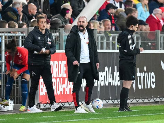 Sascha Glass (1. FC Köln, Trainer) regt sich ueber seinen Trainerkollegen uaf. Bayer 04 Leverkusen vs. 1. FC Koeln, Fussball, Flyeralarm Frauen Bundesliga, 2. Spieltag, Saison 2022 2023, 23.09.2022 DFB DFL Regulations prohibit any use of Photographs as image sequences and or quasi-video Bayer 04 Leverkusen vs. 1. FC Koeln, Fussball, Flyeralarm Frauen Bundesliga, 2. Spieltag, Saison 2022 2023, 23.09.2022 Leverkusen Copyright: xEibner-Pressefoto ThomasxHaeslerx EP_EER
