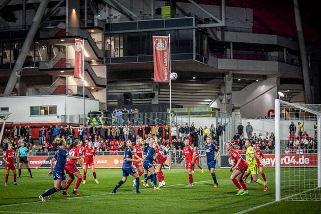 1. Frauen-Bundesliga; Bayer 04 Leverkusen vs. 1. FC Koeln, 23.09.2022 Leverkusen, 23.September - Impressionen von der Begegnung Bayer 04 Leverkusen gegen den 1. FC Koeln an Spieltag 2 der Frauen-Fussball-Bundesliga am 23.09.2022 im Ulrich-Haberland-Stadion in Leverkusen (Nordrhein-Westfalen). DFL REGULATIONS PROHIBIT ANY USE OF PHOTOGRAPHS AS IMAGE SEQUENCES AND OR QUASI-VIDEO. Copyright: xBEAUTIFULxSPORTS AxelxKohringx
