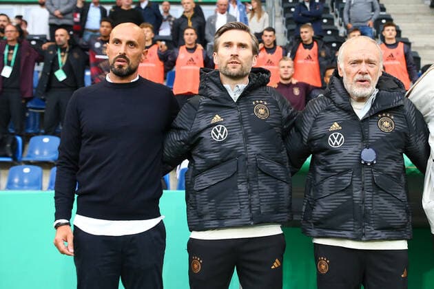23.09.2022, xgox, Fussball U21, U 21 Laenderspiel, Deutschland - Frankreich emspor, v.l. Antonio Di Salvo (Deutschland, Trainer) waehrend der Nationalhynme (DFL DFB REGULATIONS PROHIBIT ANY USE OF PHOTOGRAPHS as IMAGE SEQUENCES and or QUASI-VIDEO) Magdeburg