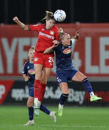 Leverkusen, Deutschland, 23.09.2022, Flyeralarm Frauen Bundesliga, 2. Spieltag, Bayer 04 Leverkusen - 1. FC Köln, Lilla Turynyi (Bayer04), Mandy Islacker (Köln)