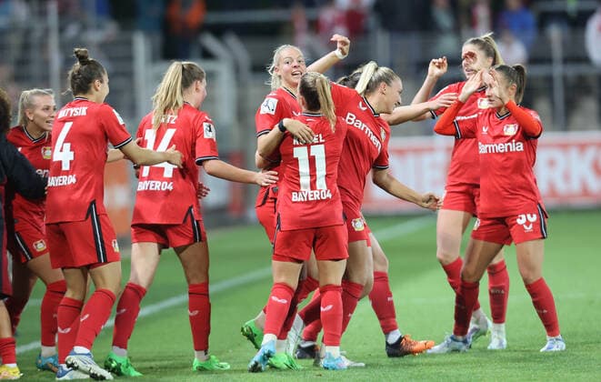 Leverkusen, Deutschland, 23.09.2022, Flyeralarm Frauen Bundesliga, 2. Spieltag, Bayer 04 Leverkusen - 1. FC Köln, Jill Bayings (Bayer04, 4.v.l.) jubelt nach ihrem Treffer zum 1-0.