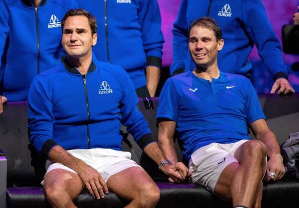 Bilder des Jahres 2022, Sport 09 September Sport Themen der Woche KW38 Sport Bilder des Tages Mandatory Credit: Photo by Ella Ling Shutterstock (13413997fi) Roger Federer and Rafael Nadal of Team Europe emotional, holding hands, watching a video montage after their Men s Doubles match, the final match of Federer s career Laver Cup, Tennis Tournament, Day One, 02 Arena, London, UK - 23 Sep 2022 Laver Cup, Tennis Tournament, Day One, 02 Arena, London, UK - 23 Sep 2022  Copyright: xEllaxLing Shutterstockx 13413997fi