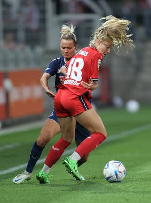 Leverkusen, Deutschland, 23.09.2022, Flyeralarm Frauen Bundesliga, 2. Spieltag, Bayer 04 Leverkusen - 1. FC Köln, Jana Beuschlein (Köln), Jill Bayings (Bayer04)