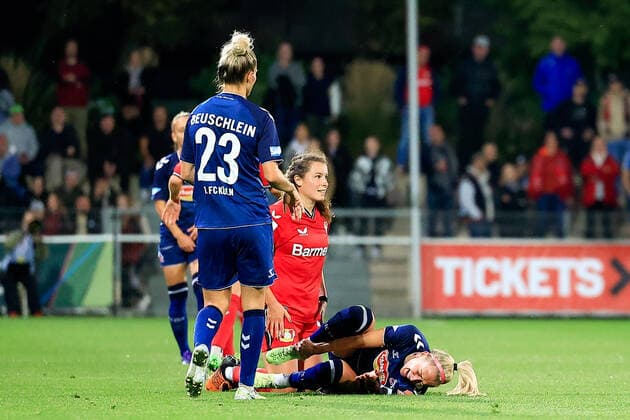 Flyeralarm Frauen-Bundesliga 2022-2023, Bayer 04 Leverkusen - 1. FC Köln Foul an Mandy Islacker (FC, 8) Leverkusen Ulrich-Haberland-Stadion Nordrhein-Westfalen Deutschland