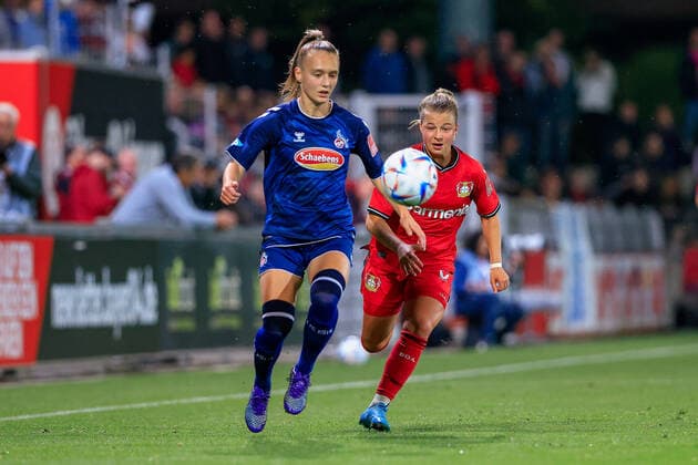 Flyeralarm Frauen-Bundesliga 2022-2023, Bayer 04 Leverkusen - 1. FC Köln Andrea Gavric (FC, 18), Kristin Kögel (B04, 11) Leverkusen Ulrich-Haberland-Stadion Nordrhein-Westfalen Deutschland