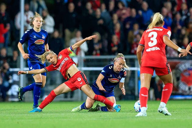 Flyeralarm Frauen-Bundesliga 2022-2023, Bayer 04 Leverkusen - 1. FC Köln Elisa Senss (B04, 6), Mandy Islacker (FC, 8) Leverkusen Ulrich-Haberland-Stadion Nordrhein-Westfalen Deutschland *** Flyeralarm Womens Bundesliga 2022 2023, Bayer 04 Leverkusen 1 FC Cologne Elisa Senss B04, 6 , Mandy Islacker FC, 8 Leverkusen Ulrich Haberland Stadium North Rhine Westphalia Germany