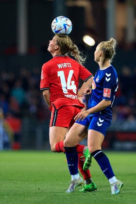 Flyeralarm Frauen-Bundesliga 2022-2023, Bayer 04 Leverkusen - 1. FC Köln Kopfballduell Juliane Wirtz (B04, 14), Weronika Zawistoska (FC, 24) Leverkusen Ulrich-Haberland-Stadion Nordrhein-Westfalen Deutschland