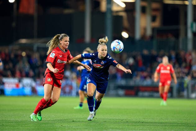 Flyeralarm Frauen-Bundesliga 2022-2023, Bayer 04 Leverkusen - 1. FC Köln Juliane Wirtz (B04, 14), Weronika Zawistoska (FC, 24) Leverkusen Ulrich-Haberland-Stadion Nordrhein-Westfalen Deutschland