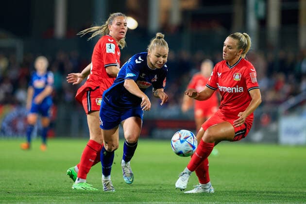Flyeralarm Frauen-Bundesliga 2022-2023, Bayer 04 Leverkusen - 1. FC Köln Juliane Wirtz (B04, 14), Weronika Zawistoska (FC, 24), Melissa Friedrich (B04, 3) Leverkusen Ulrich-Haberland-Stadion Nordrhein-Westfalen Deutschland