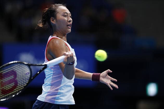 September 24, 2022, Tokyo, Japan: Qinwen ZHENG (CHN) hits a return against Veronika KUDERMETOVA during their Singles Semi-final match at the TORAY PAN PACIFIC OPEN TENNIS TOURNAMENT 2022 at Ariake Coliseum. The tournament is held from September 17 to 25. Tokyo Japan - ZUMAm191 20220924_zap_m191_020 Copyright: xRodrigoxReyesxMarinx