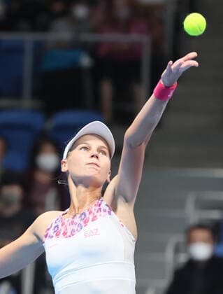 September 24, 2022, Tokyo, Japan - Veronika Kudermetova of Russia tosses the ball to deliver a service against Zheng Qinwen at the singles semi final match at the Toray Pan Pacific Open tennis tournament at the Ariake Coliseum in Tokyo on Saturday, September 24, 2022. Zheng defeated Kudermetova 5-7, 6-3, 7-6. Noxthirdxpartyxsales  (0169946653st)