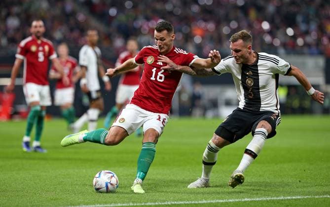 23.09.2022, Fussball Länderspiel UEFA Nations League 2022 23, Deutschland - Ungarn, in der Red Bull Arena Leipzig. (L-R) Daniel Gazdag (Ungarn) gegen David Raum (Deutschland)