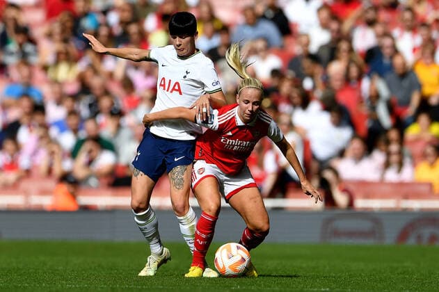 Arsena Women v Tottenham Hotspur Women - WSL Ashleigh Neville of Totttenham Women and Beth Mead of Arsenal Women in action during the Women s Super League match between Arsenal Women and Tottenham Hotspur Women at The Emirates Stadium on the 24th September 2022 in London, United Kingdom. London Leigh Sports Village England United Kingdom  Copyright: xNickxCesarx CH1_3849