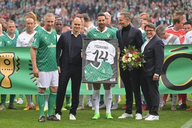 Bilder des Jahres 2022, Sport 09 September Sport Themen der Woche KW38 Sport Bilder des Tages GER, Ciao Pizarro - Werder Bremen vs Claudios Amigos 24.09.2022, wohninvest Weserstadion, Bremen, GER, Ciao Pizarro - Werder Bremen vs Claudios Amigos im Bild picture shows Verabschiedung Claudio Pizarro 14 Werder Bremen *** GER, Ciao Pizarro Werder Bremen vs Claudios Amigos 24 09 2022, wohninvest Weserstadion, Bremen, GER, Ciao Pizarro Werder Bremen vs Claudios Amigos in picture shows farewell Claudio Pizarro 14 Werder Bremen nordphotoxGmbHx xKokenge nph00001