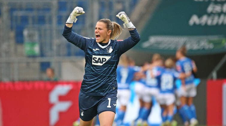 24.09.2022, xmohx, Fussball 1.Bundesliga Damen, TSG 1899 Hoffenheim - VfL Wolfsburg emspor, v.l. Torhüterin Merle Frohms (Hoffenheim) bejubelt das 1:0 von katharina Naschenweng (DFL DFB REGULATIONS PROHIBIT ANY USE OF PHOTOGRAPHS as IMAGE SEQUENCES and or QUASI-VIDEO) Sinsheim *** 24 09 2022, xmohx, Fussball 1 Bundesliga Damen, TSG 1899 Hoffenheim VfL Wolfsburg emspor, v l goalkeeper Merle Frohms Hoffenheim celebrates the 1 0 by katharina Naschenweng DFL DFB REGULATES PROHIBIT ANY USE OF PHOTOGRAPHS as IMAGE SEQUENCES and or QUASI VIDEO Sinsheim