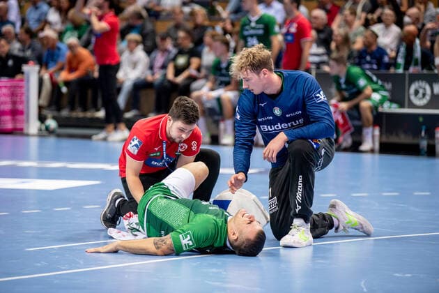 Sport Themen der Woche KW38 Sport Bilder des Tages Handball Bundesliga; HSG Wetzlar - FRISCH AUF! Goeppingen, 24.09.22 Jovica Nikolic ( 10 HSG Wetzlar), Till Klimpke ( 11 HSG Wetzlar), Oliver Oestreicher (Physiotherapeut HSG Wetzlar) Handball Bundesliga; HSG Wetzlar - FRISCH AUF! Goeppingen: Wetzlar, 24.09.22 *** Handball Bundesliga HSG Wetzlar FRISCH AUF Goeppingen, 24 09 22 Jovica Nikolic 10 HSG Wetzlar , Till Klimpke 11 HSG Wetzlar , Oliver Oestreicher Physiotherapist HSG Wetzlar Handball Bundesliga HSG Wetzlar FRISCH AUF Goeppingen Wetzlar, 24 09 22 Copyright: xBEAUTIFULxSPORTS Roeczeyx