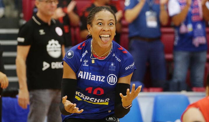 Bilder des Jahres 2022, Sport 09 September Sport Themen der Woche KW38 Sport Bilder des Tages Stuttgart , Volleyball hummel Cup , Allianz MTV Stuttgart vs. Les Neptunes de Nantes , Simone Lee ( Stuttgart ) *** Stuttgart , Volleyball hummel Cup , Allianz MTV Stuttgart vs Les Neptunes de Nantes , Simone Lee Stuttgart