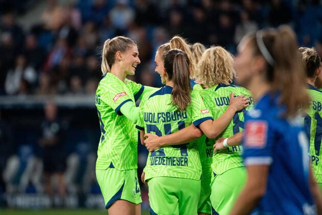 Sport Themen der Woche KW38 Sport Bilder des Tages Jule Brand (VfL Wolfsburg 29), Joelle Wedemeyer (VfL Wolfsburg 24), Lena Lattwein (VfL Wolfsburg 8) jubeln ueber das Tor zum 1:2, Katharina Naschenweng (TSG Hoffenheim 9)aergert sich, TSG 1899 Hoffenheim vs. VfL Wolfsburg, Flyeralarm Frauen Bundesliga, 2. Spieltag, 24.09.2022, Spielzeit 2022 2023 TSG 1899 Hoffenheim vs. VfL Wolfsburg, Flyeralarm Frauen Bundesliga, 2. Spieltag, 24.09.2022, Spielzeit 2022 2023 Sinsheim *** Jule Brand VfL Wolfsburg 29 , Joelle Wedemeyer VfL Wolfsburg 24 , Lena Lattwein VfL Wolfsburg 8 cheer about the goal to 1 2, Katharina Naschenweng TSG Hoffenheim 9 aergert himself, TSG 1899 Hoffenheim vs VfL Wolfsburg, Flyeralarm Frauen Bundesliga, 2 Spieltag, 24 09 2022, Spielzeit 2022 2023 TSG 1899 Hoffenheim vs VfL Wolfsburg, Flyeralarm Frauen Bundesliga, 2 Spieltag, 24 09 2022, Spielzeit 2022 2023 Sinsheim Copyright: xEibner Memmlerx EP_MMR