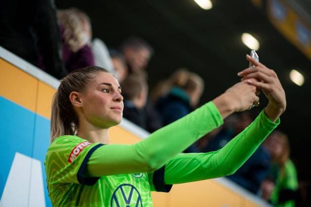 Jule Brand (VfL Wolfsburg 29) macht Selfies mit den Fans, TSG 1899 Hoffenheim vs. VfL Wolfsburg, Flyeralarm Frauen Bundesliga, 2. Spieltag, 24.09.2022, Spielzeit 2022 2023 TSG 1899 Hoffenheim vs. VfL Wolfsburg, Flyeralarm Frauen Bundesliga, 2. Spieltag, 24.09.2022, Spielzeit 2022 2023 Sinsheim Copyright: xEibner Memmlerx EP_MMR