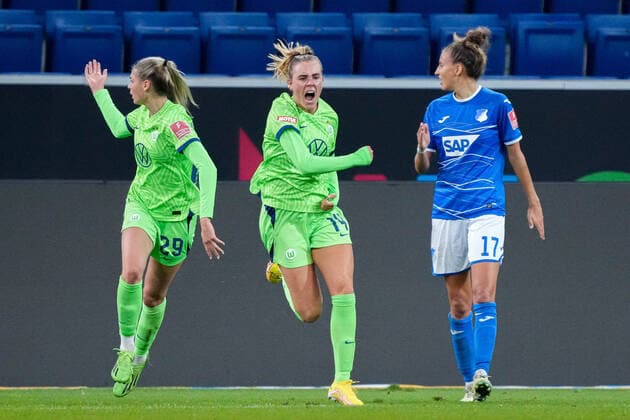 v.li.: Jule Brand (Wolfsburg, 29), Torschützin Jill Roord (Wolfsburg, 14), Franziska Harsch (TSG, 17), Spielerinnen der TSG 1899 Hoffenheim, jubeln über das Tor zum 1:1, Jubel, Torjubel, Torerfolg, celebrate the goal, goal, celebration, Jubel ueber das Tor, optimistisch, Spielszene, Highlight, Action, Aktion, 24.09.2022, Sinsheim (Deutschland), Fussball, Flyeralarm Frauen-Bundesliga, TSG 1899 Hoffenheim - VfL Wolfsburg, DFB DFL REGULATIONS PROHIBIT ANY USE OF PHOTOGRAPHS AS IMAGE SEQUENCES AND OR QUASI-VIDEO. *** f li Jule Brand Wolfsburg, 29 , Goal scorer Jill Roord Wolfsburg, 14 , Franziska Harsch TSG, 17 , TSG 1899 Hoffenheim players, jubilate over the goal to 1 1, jubilation, goal celebration, celebrate the goal, goal, celebration, jubilation over the goal, optimistic, game scene, highlight, action, 24 09 2022, Sinsheim Germany , football, Flyeralarm Frauen Bundesliga, TSG 1899 Hoffenheim VfL Wolfsburg, DFB DFL REGULATES PROHIBIT ANY USE OF PHOTOGRAPHS AS IMAGE SEQUENCES AND OR QUASI VIDEO xozx