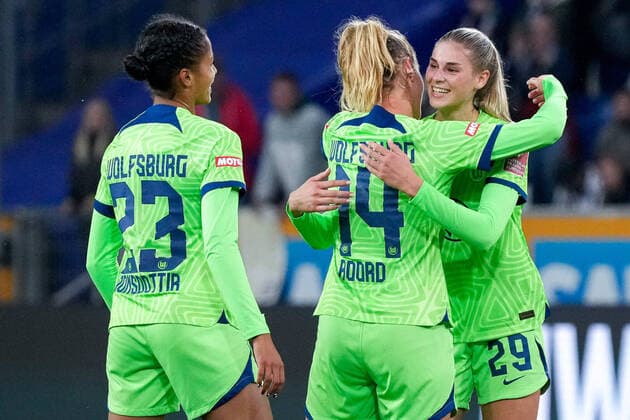 v.li.: Sveindis Jane Jonsdottir (Wolfsburg, 23), Jill Roord (Wolfsburg, 14) und Siegtorschützin Jule Brand (Wolfsburg, 29), Spielerinnen vom VfL Wolfsburg, Jubel nach dem Schlusspfiff, Sieg, Sieger, Gewinner, jubelt, jubeln, Freude, optimistisch, Highlight, Action, Aktion, 24.09.2022, Sinsheim (Deutschland), Fussball, Flyeralarm Frauen-Bundesliga, TSG 1899 Hoffenheim - VfL Wolfsburg, DFB DFL REGULATIONS PROHIBIT ANY USE OF PHOTOGRAPHS AS IMAGE SEQUENCES AND OR QUASI-VIDEO. *** f li Sveindis Jane Jonsdottir Wolfsburg, 23 , Jill Roord Wolfsburg, 14 and winning goal scorer Jule Brand Wolfsburg, 29 , players from VfL Wolfsburg, cheering after the final whistle, victory, winner, cheers, joy, optimistic, highlight, action, 24 09 2022, Sinsheim Germany , football, Flyeralarm Frauen Bundesliga, TSG 1899 Hoffenheim VfL Wolfsburg, DFB DFL REGULATES PROHIBIT ANY USE OF PHOTOGRAPHS AS IMAGE SEQUENCES AND OR QUASI VIDEO xozx