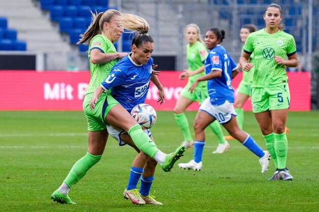v.li.: Lynn Wilms (Wolfsburg, 2), Ereleta Memeti (TSG, 23), Zweikampf, Spielszene, Duell, duel, tackle, tackling, Dynamik, Action, Aktion, 24.09.2022, Sinsheim (Deutschland), Fussball, Flyeralarm Frauen-Bundesliga, TSG 1899 Hoffenheim - VfL Wolfsburg, 24.09.2022, Sinsheim (Deutschland), Fussball, Flyeralarm Frauen-Bundesliga, TSG 1899 Hoffenheim - VfL Wolfsburg, DFB DFL REGULATIONS PROHIBIT ANY USE OF PHOTOGRAPHS AS IMAGE SEQUENCES AND OR QUASI-VIDEO. *** v li Lynn Wilms Wolfsburg, 2 , Ereleta Memeti TSG, 23 , duel, duel scene, duel, tackle, tackling, dynamic, action, action, 24 09 2022, Sinsheim Germany , football, Flyeralarm Frauen Bundesliga, TSG 1899 Hoffenheim VfL Wolfsburg, 24 09 2022, Sinsheim Germany , Football, Flyeralarm Frauen Bundesliga, TSG 1899 Hoffenheim VfL Wolfsburg, DFB DFL REGULATES PROHIBIT ANY USE OF PHOTOGRAPHS AS IMAGE SEQUENCES AND OR QUASI VIDEO xozx