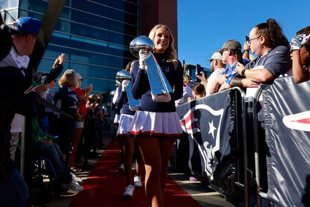 FOXBOROUGH, MA - SEPTEMBER 24: New England Patriots cheerleaders bring in the 6 Super Bowl trophies during the induction of Vince Wilfork into the New England Patriots Hall of Fame presented by Raytheon Technologies on September 24, 2022, at Gillette Stadium in Foxborough, Massachusetts. (Photo by Fred Kfoury III Icon Sportswire) NFL, American Football Herren, USA SEP 24 Vince Wilfork Induction Icon482220924008