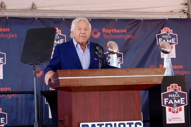 FOXBOROUGH, MA - SEPTEMBER 24: New England Patriots chairman and CEO Robert Kraft during the induction of Vince Wilfork into the New England Patriots Hall of Fame presented by Raytheon Technologies on September 24, 2022, at Gillette Stadium in Foxborough, Massachusetts. (Photo by Fred Kfoury III Icon Sportswire) NFL, American Football Herren, USA SEP 24 Vince Wilfork Induction Icon482220924017