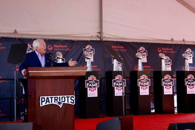 FOXBOROUGH, MA - SEPTEMBER 24: New England Patriots chairman and CEO Robert Kraft and the 6 Super Bowl trophies during the induction of Vince Wilfork into the New England Patriots Hall of Fame presented by Raytheon Technologies on September 24, 2022, at Gillette Stadium in Foxborough, Massachusetts. (Photo by Fred Kfoury III Icon Sportswire) NFL, American Football Herren, USA SEP 24 Vince Wilfork Induction Icon482220924019