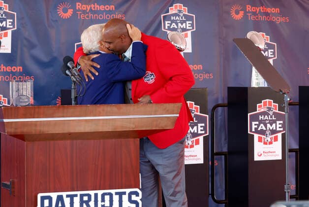 FOXBOROUGH, MA - SEPTEMBER 24: New England Patriots nose tackle Vince Wilfork gives New England Patriots chairman and CEO Robert Kraft a kiss during his induction into the New England Patriots Hall of Fame presented by Raytheon Technologies on September 24, 2022, at Gillette Stadium in Foxborough, Massachusetts. (Photo by Fred Kfoury III Icon Sportswire) NFL, American Football Herren, USA SEP 24 Vince Wilfork Induction Icon482220924021