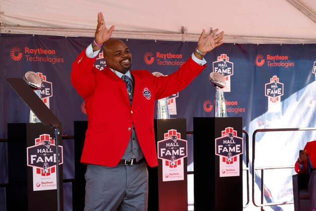 FOXBOROUGH, MA - SEPTEMBER 24: New England Patriots nose tackle Vince Wilfork waves to the crowd during his induction into the New England Patriots Hall of Fame presented by Raytheon Technologies on September 24, 2022, at Gillette Stadium in Foxborough, Massachusetts. (Photo by Fred Kfoury III Icon Sportswire) NFL, American Football Herren, USA SEP 24 Vince Wilfork Induction Icon482220924022