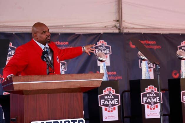 FOXBOROUGH, MA - SEPTEMBER 24: New England Patriots nose tackle Vince Wilfork during his induction into the New England Patriots Hall of Fame presented by Raytheon Technologies on September 24, 2022, at Gillette Stadium in Foxborough, Massachusetts. (Photo by Fred Kfoury III Icon Sportswire) NFL, American Football Herren, USA SEP 24 Vince Wilfork Induction Icon482220924025