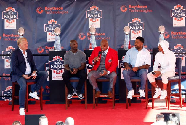 FOXBOROUGH, MA - SEPTEMBER 24: Former Patriots listen to New England Patriots nose tackle Vince Wilfork during his induction into the New England Patriots Hall of Fame presented by Raytheon Technologies on September 24, 2022, at Gillette Stadium in Foxborough, Massachusetts. (Photo by Fred Kfoury III Icon Sportswire) NFL, American Football Herren, USA SEP 24 Vince Wilfork Induction Icon482220924029