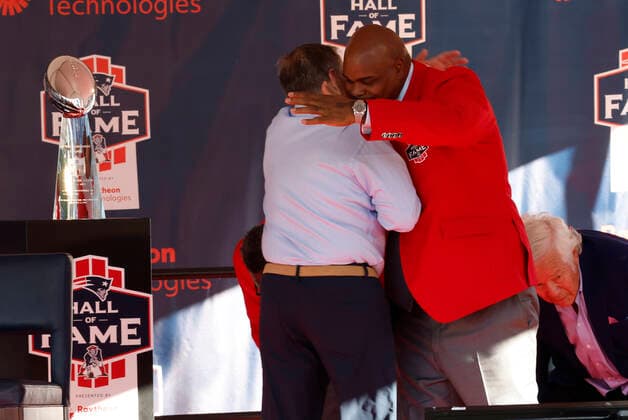 FOXBOROUGH, MA - SEPTEMBER 24: New England Patriots head coach Bill Belichick hugs New England Patriots nose tackle Vince Wilfork during the induction of Vince Wilfork into the New England Patriots Hall of Fame presented by Raytheon Technologies on September 24, 2022, at Gillette Stadium in Foxborough, Massachusetts. (Photo by Fred Kfoury III Icon Sportswire) NFL, American Football Herren, USA SEP 24 Vince Wilfork Induction Icon482220924035