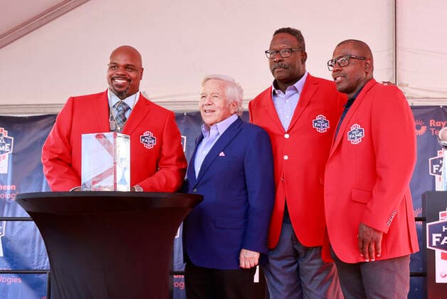 FOXBOROUGH, MA - SEPTEMBER 24: New England Patriots nose tackle Vince Wilfork, New England Patriots chairman and CEO Robert Kraft, Andre Tippet and New England Patriots wide receivers kick returners coach Troy Brown during the induction of Vince Wilfork into the New England Patriots Hall of Fame presented by Raytheon Technologies on September 24, 2022, at Gillette Stadium in Foxborough, Massachusetts. (Photo by Fred Kfoury III Icon Sportswire) NFL, American Football Herren, USA SEP 24 Vince Wilfork Induction Icon482220924036