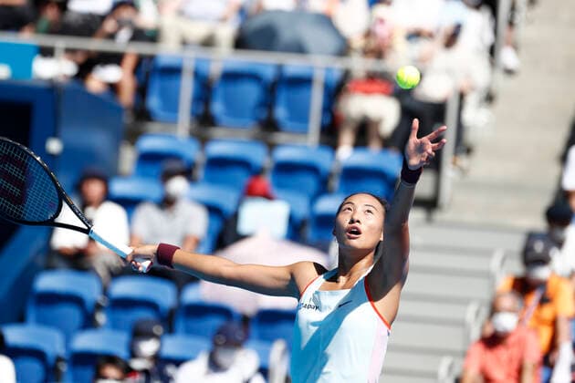 September 25, 2022, Tokyo, Japan: Qinwen ZHENG (CHN) serves against Liudmila SAMSONOVA during their Singles Final match at the TORAY PAN PACIFIC OPEN TENNIS TOURNAMENT 2022 at Ariake Coliseum. The tournament is held from September 17 to 25. Tokyo Japan - ZUMAm191 20220925_zap_m191_001 Copyright: xRodrigoxReyesxMarinx