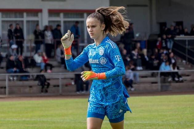 B Juniorinnen Bundesliga: Eintracht Frankfurt U17, U 17 - FC Bayern München U17, Stadion am Brentanobad, Frankfurt, 24.09.2022 Nelly Smolarczyk (FC Bayern München U17 1), Eintracht Frankfurt U17 - FC Bayern München U17, Frankfurt, Bezirkssportanlage Heinrich-Becker-Straße, 24.9.2022