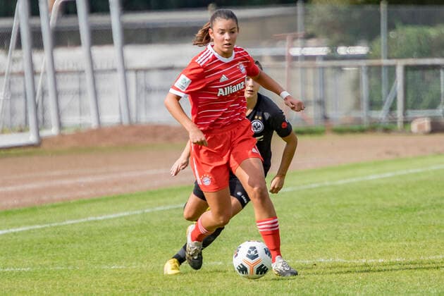 B Juniorinnen Bundesliga: Eintracht Frankfurt U17, U 17 - FC Bayern München U17, Stadion am Brentanobad, Frankfurt, 24.09.2022 Carla Schwarz (FC Bayern München U17 11), Eintracht Frankfurt U17 - FC Bayern München U17, Frankfurt, Bezirkssportanlage Heinrich-Becker-Straße, 24.9.2022