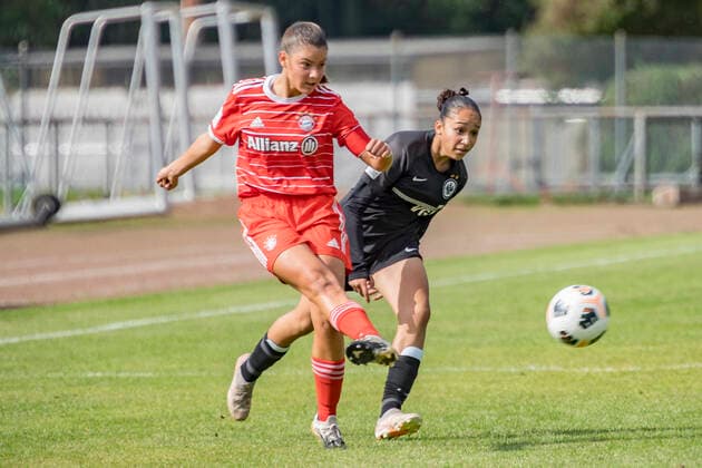 B Juniorinnen Bundesliga: Eintracht Frankfurt U17, U 17 - FC Bayern München U17, Stadion am Brentanobad, Frankfurt, 24.09.2022 Carla Schwarz (FC Bayern München U17 11) & Amira Kallouch (Eintracht Frankfurt U17 11), Eintracht Frankfurt U17 - FC Bayern München U17, Frankfurt, Bezirkssportanlage Heinrich-Becker-Straße, 24.9.2022