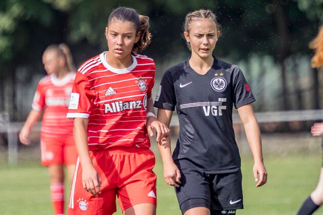 B Juniorinnen Bundesliga: Eintracht Frankfurt U17, U 17 - FC Bayern München U17, Stadion am Brentanobad, Frankfurt, 24.09.2022 Carla Schwarz (FC Bayern München U17 11) & Maya Mareen Patsch (Eintracht Frankfurt U17 12), Eintracht Frankfurt U17 - FC Bayern München U17, Frankfurt, Bezirkssportanlage Heinrich-Becker-Straße, 24.9.2022