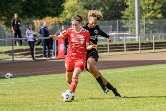 B Juniorinnen Bundesliga: Eintracht Frankfurt U17, U 17 - FC Bayern München U17, Stadion am Brentanobad, Frankfurt, 24.09.2022 Gabriela Grashei (FC Bayern München U17 26) & Rosa Rückert (Eintracht Frankfurt U17 8), Eintracht Frankfurt U17 - FC Bayern München U17, Frankfurt, Bezirkssportanlage Heinrich-Becker-Straße, 24.9.2022