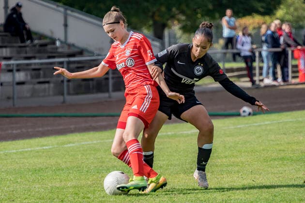 B Juniorinnen Bundesliga: Eintracht Frankfurt U17, U 17 - FC Bayern München U17, Stadion am Brentanobad, Frankfurt, 24.09.2022 Finja Sluka (FC Bayern München U17 25) & Amira Kallouch (Eintracht Frankfurt U17 11), Eintracht Frankfurt U17 - FC Bayern München U17, Frankfurt, Bezirkssportanlage Heinrich-Becker-Straße, 24.9.2022