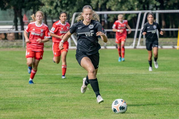 B Juniorinnen Bundesliga: Eintracht Frankfurt U17, U 17 - FC Bayern München U17, Stadion am Brentanobad, Frankfurt, 24.09.2022 Cora Lepper (Eintracht Frankfurt U17 2), Eintracht Frankfurt U17 - FC Bayern München U17, Frankfurt, Bezirkssportanlage Heinrich-Becker-Straße, 24.9.2022