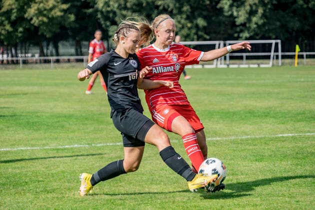 B Juniorinnen Bundesliga: Eintracht Frankfurt U17, U 17 - FC Bayern München U17, Stadion am Brentanobad, Frankfurt, 24.09.2022 Maya Mareen Patsch (Eintracht Frankfurt U17 12) & Eszter Reszter (FC Bayern München U17 2), Eintracht Frankfurt U17 - FC Bayern München U17, Frankfurt, Bezirkssportanlage Heinrich-Becker-Straße, 24.9.2022