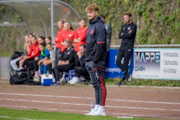 B Juniorinnen Bundesliga: Eintracht Frankfurt U17, U 17 - FC Bayern München U17, Stadion am Brentanobad, Frankfurt, 24.09.2022 Michael Schubert (Trainer FC Bayern München U17), Eintracht Frankfurt U17 - FC Bayern München U17, Frankfurt, Bezirkssportanlage Heinrich-Becker-Straße, 24.9.2022