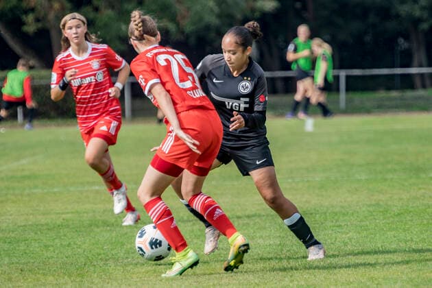 B Juniorinnen Bundesliga: Eintracht Frankfurt U17, U 17 - FC Bayern München U17, Stadion am Brentanobad, Frankfurt, 24.09.2022 Finja Sluka (FC Bayern München U17 25) & Amira Kallouch (Eintracht Frankfurt U17 11), Eintracht Frankfurt U17 - FC Bayern München U17, Frankfurt, Bezirkssportanlage Heinrich-Becker-Straße, 24.9.2022