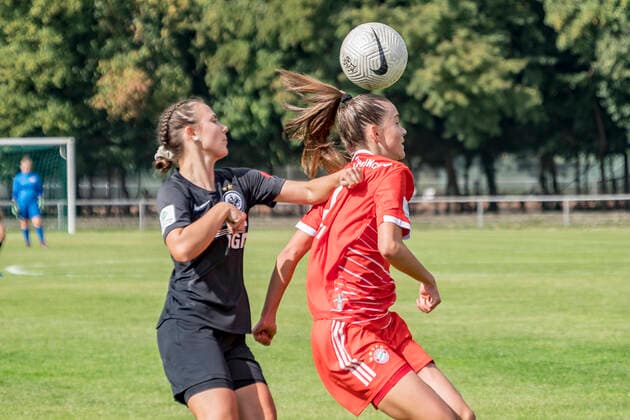 B Juniorinnen Bundesliga: Eintracht Frankfurt U17, U 17 - FC Bayern München U17, Stadion am Brentanobad, Frankfurt, 24.09.2022 Maya Mareen Patsch (Eintracht Frankfurt U17 12) & Emilia Zanetti (FC Bayern Münhen U17 6), Eintracht Frankfurt U17 - FC Bayern München U17, Frankfurt, Bezirkssportanlage Heinrich-Becker-Straße, 24.9.2022